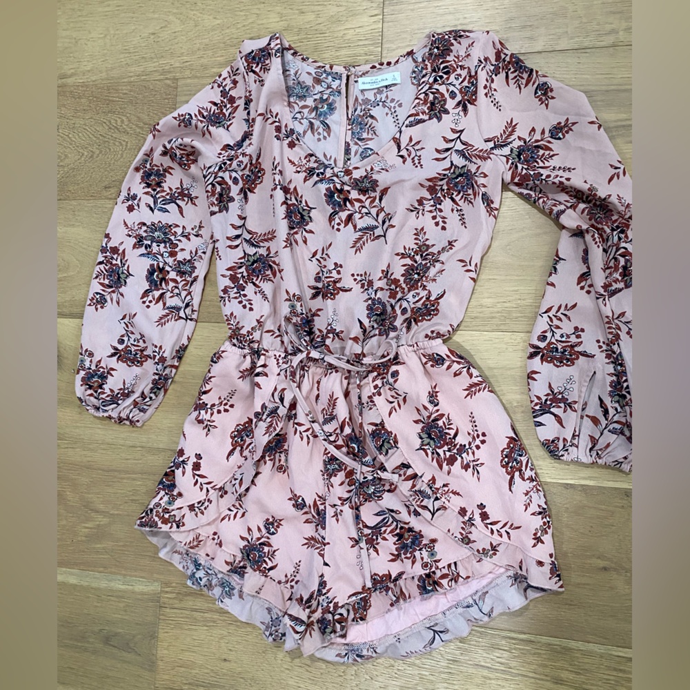 Abercrombie and fitch light pink floral romper size S like new